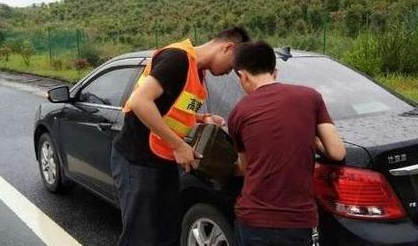 滨州滨城区道路救援:汽车在马路中间没油时,可以采取哪些应急措施? 滨州滨城区道路救援